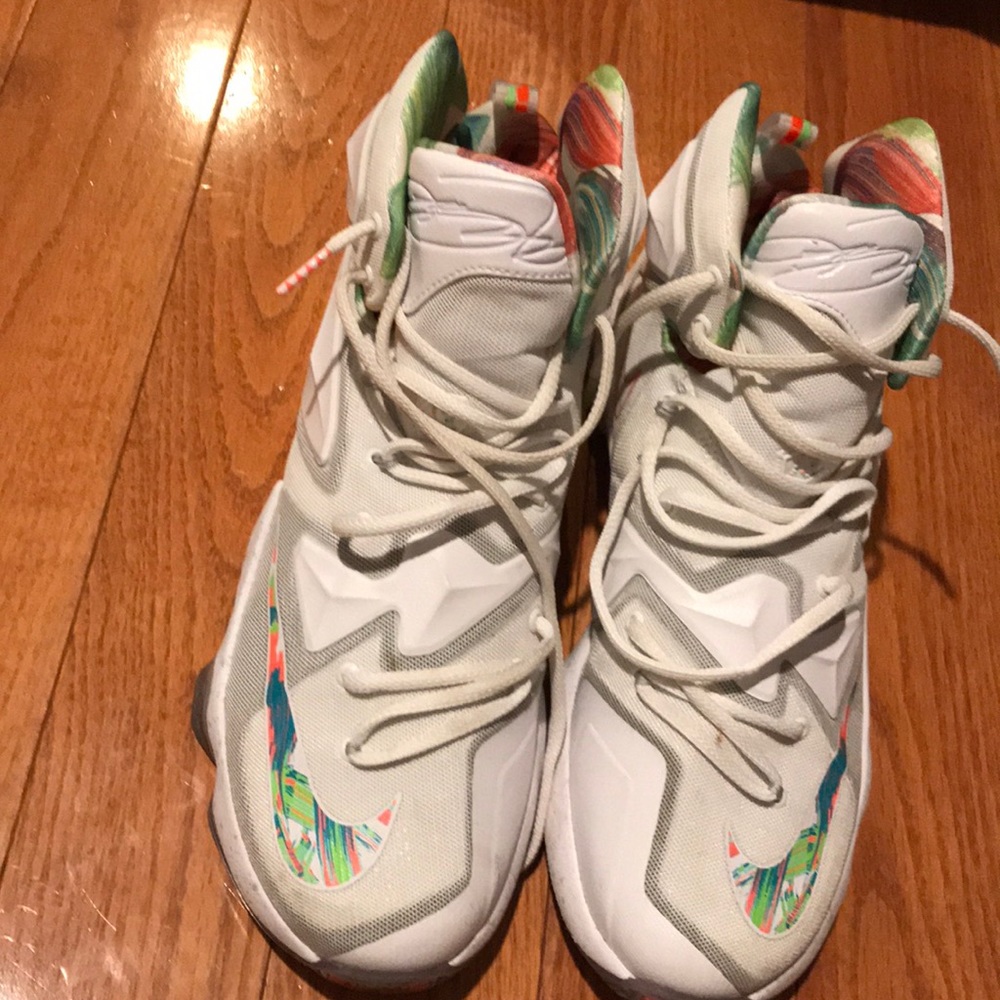 Lebron James basketball shoes Max Volume 13.0